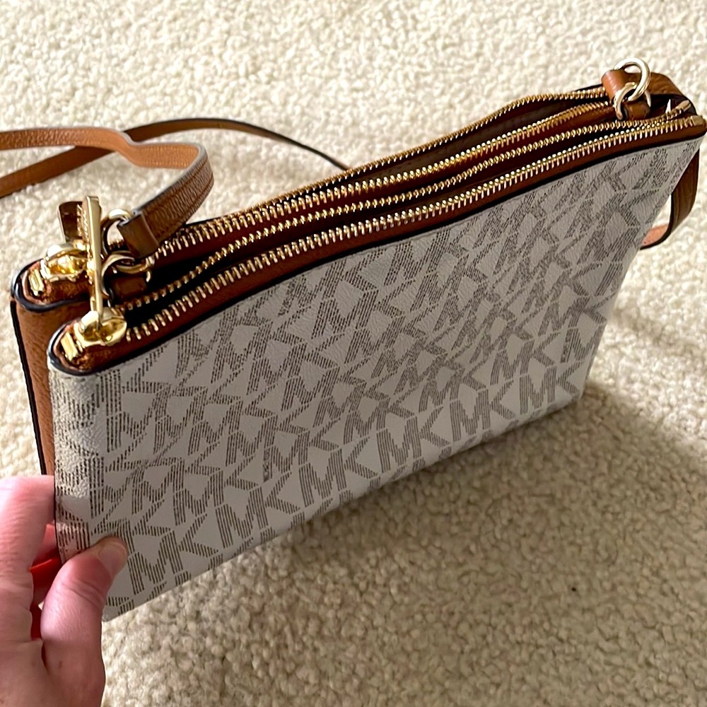 Michael Kors Crossbody with 3 compartments and multiple pockets!